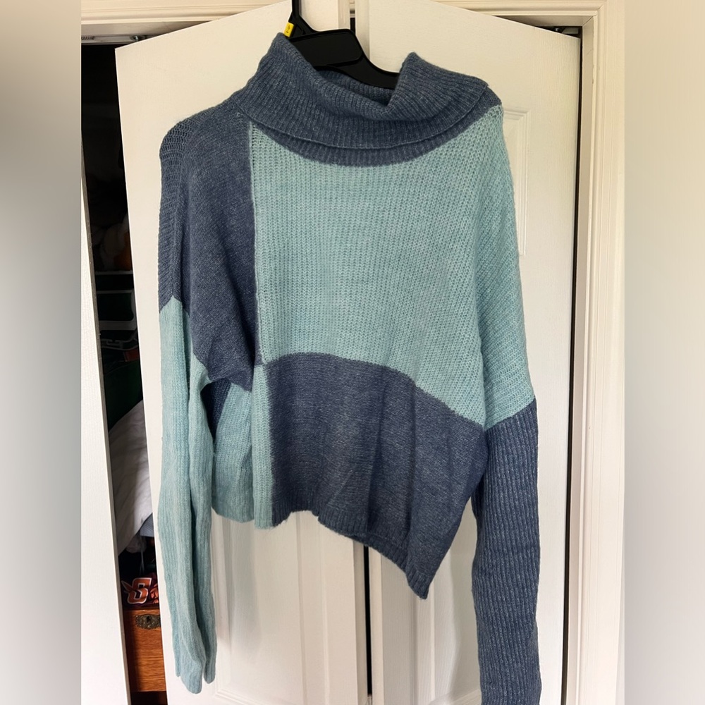 Turtle neck color block sweater